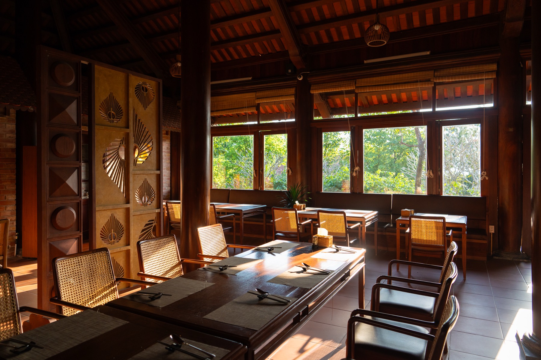 Mộc Dining giữa vườn cây